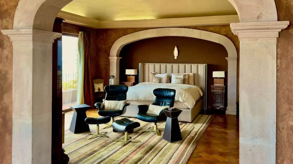 La Raiz De Las Nubes Los Balcones — Balcones, San Miguel de Allende — photo 8 — elegant arched suite with refined furnishings