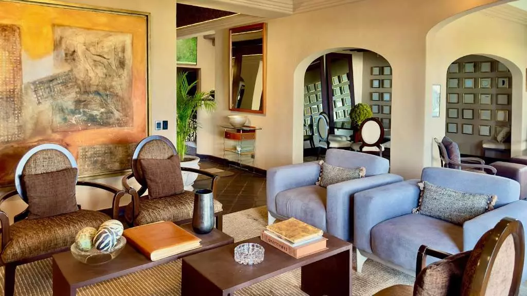 La Raiz De Las Nubes Los Balcones — Balcones, San Miguel de Allende — photo 11 — sophisticated salon with architectural elegance