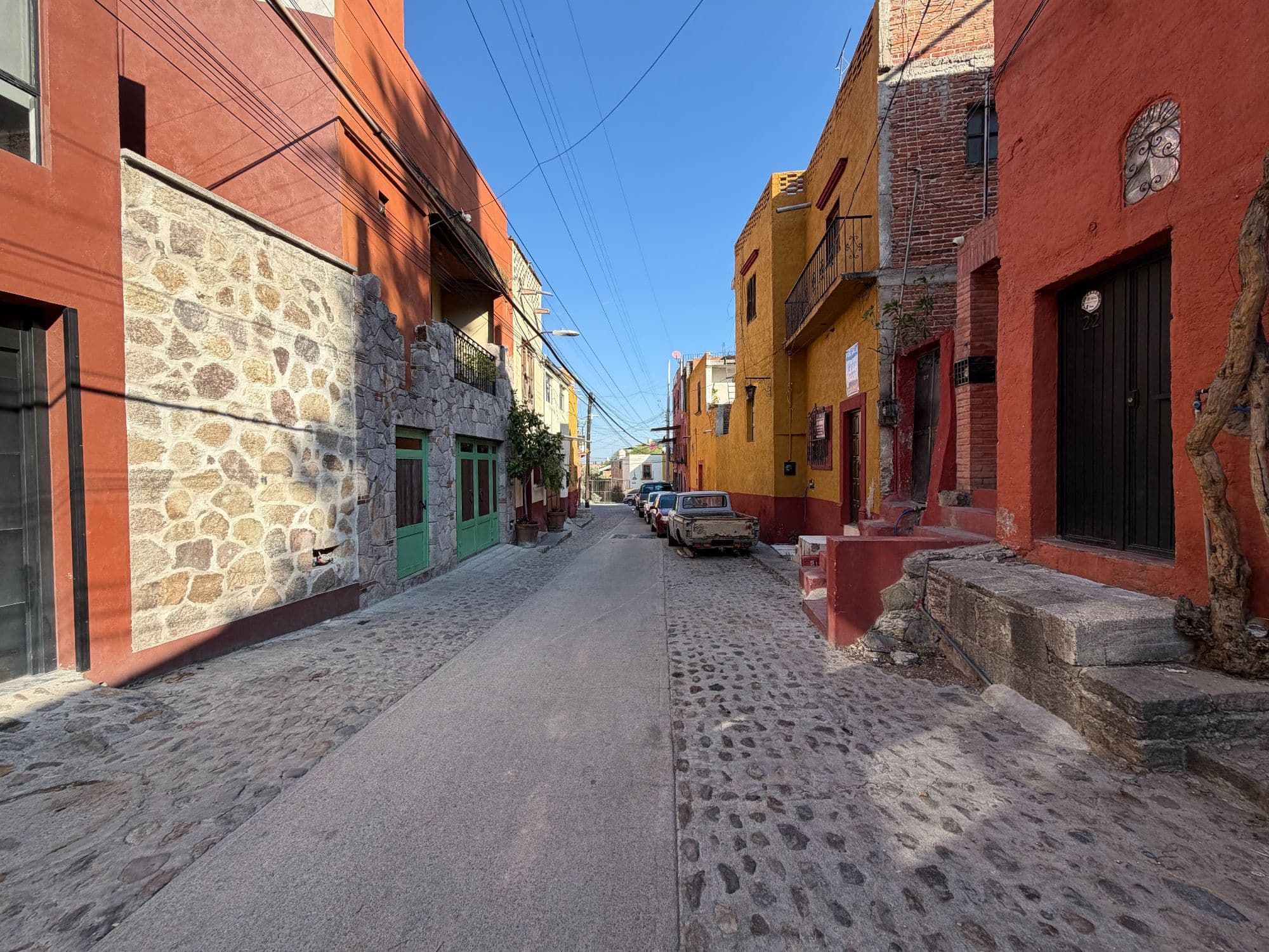 Lote Atascadero — Centro, San Miguel de Allende — photo 2 — charming cobblestone street, colorful colonial architecture