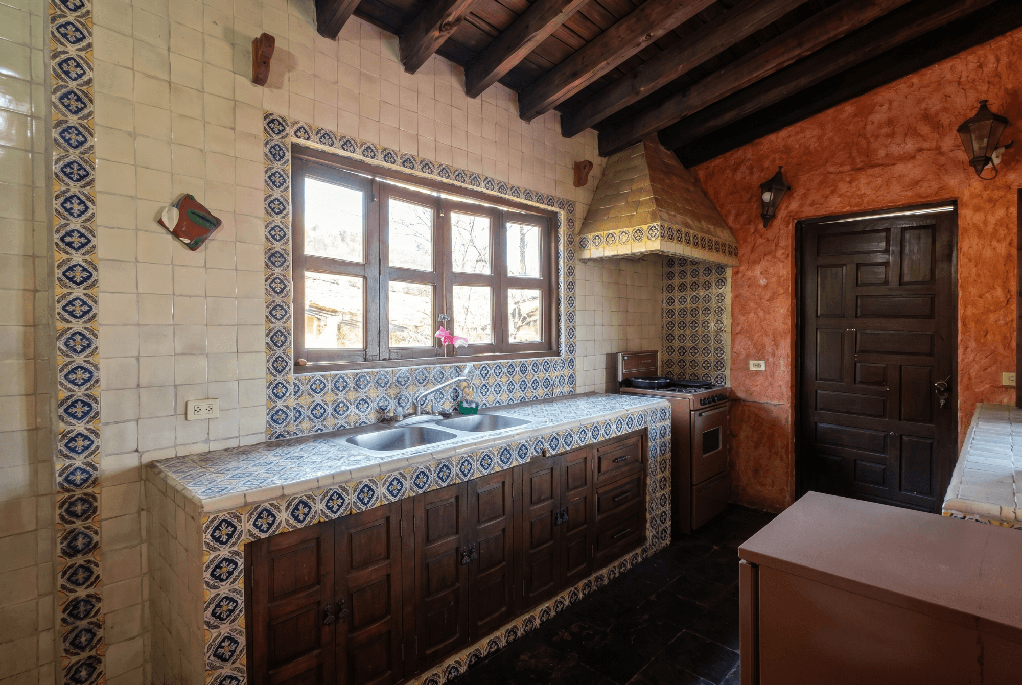 Casa Salida a Qro. — San Miguel de Allende Centro, San Miguel de Allende — photo 13 — authentic talavera-tiled colonial kitchen