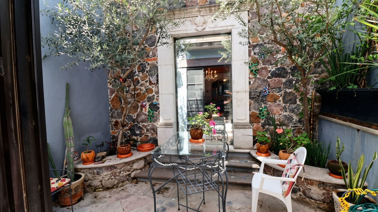 Casa Cocuchas — San Antonio, San Miguel de Allende — photo 10 — charming stone courtyard, vibrant colonial charm