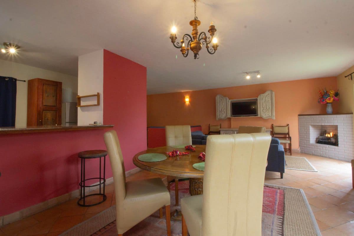Condo for Sale in Santo Domingo, Atascadero — Centro, San Miguel de Allende — photo 13 — vibrant entertaining space, elegant finishes