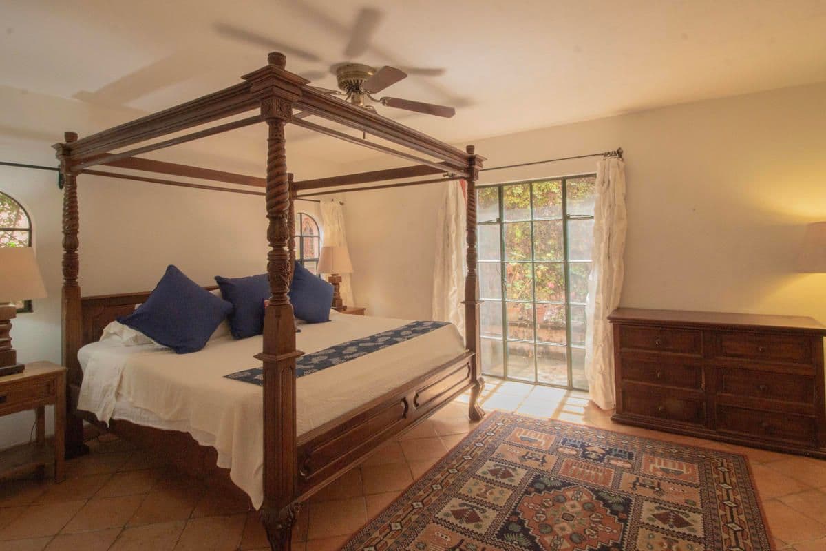 Condo for Sale in Santo Domingo, Atascadero — Centro, San Miguel de Allende — photo 23 — elegant four-poster bed, golden sunlight streaming