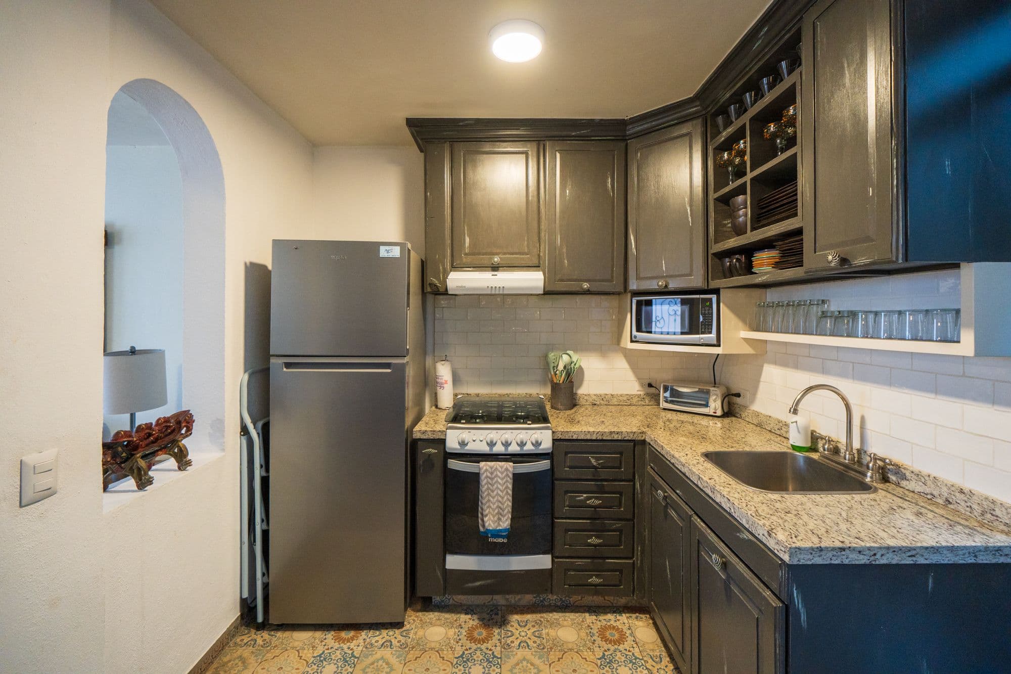Casa Leslie — San Antonio, San Miguel de Allende — photo 6 — charming renovated kitchen, granite elegance