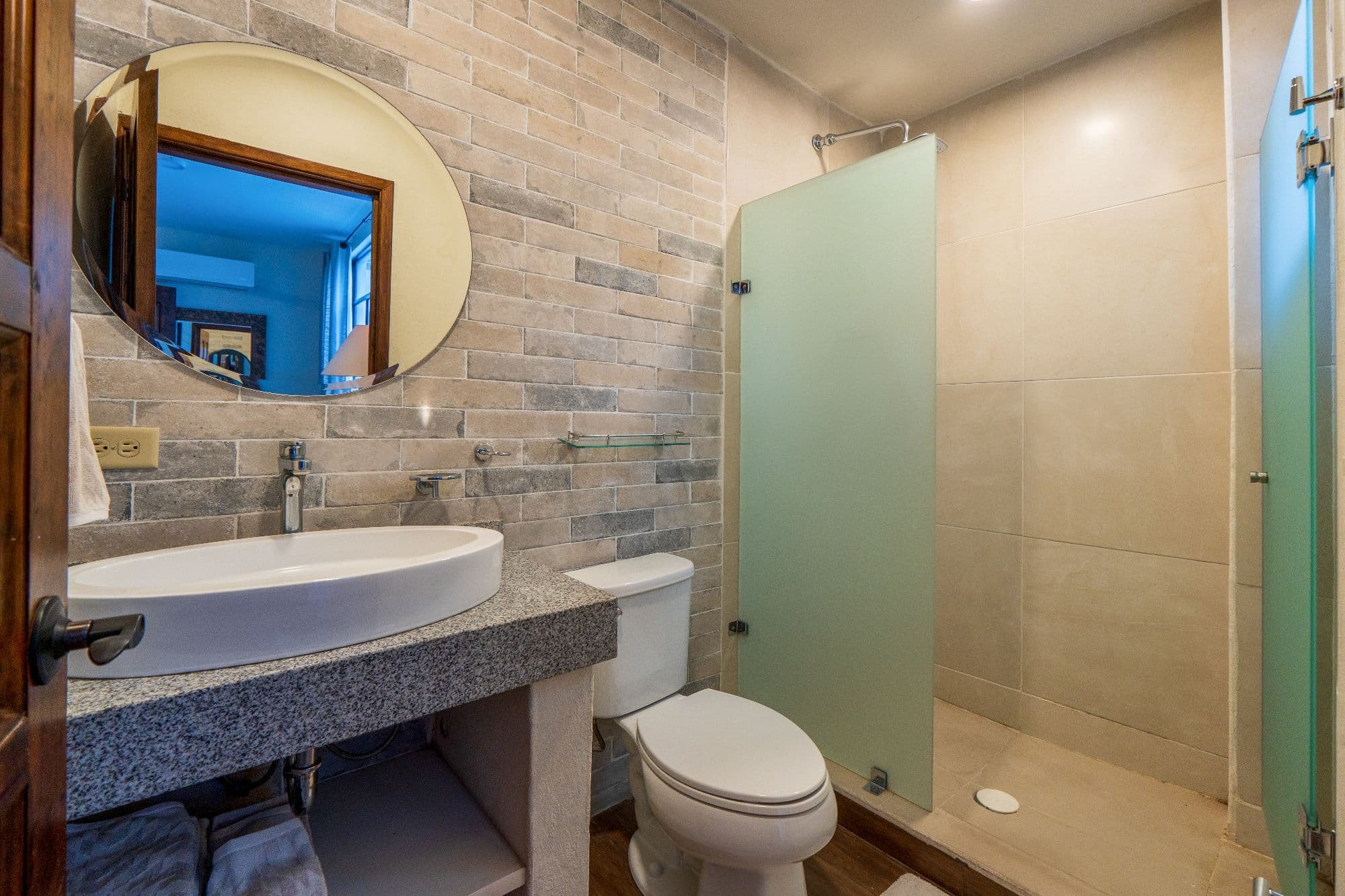 Casa Leslie — San Antonio, San Miguel de Allende — photo 9 — contemporary spa-inspired master bath retreat