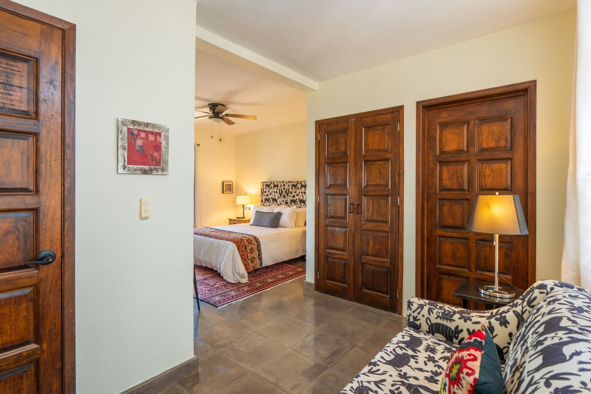 Casa Leslie — San Antonio, San Miguel de Allende — photo 10 — graceful colonial suite with warm amber glow