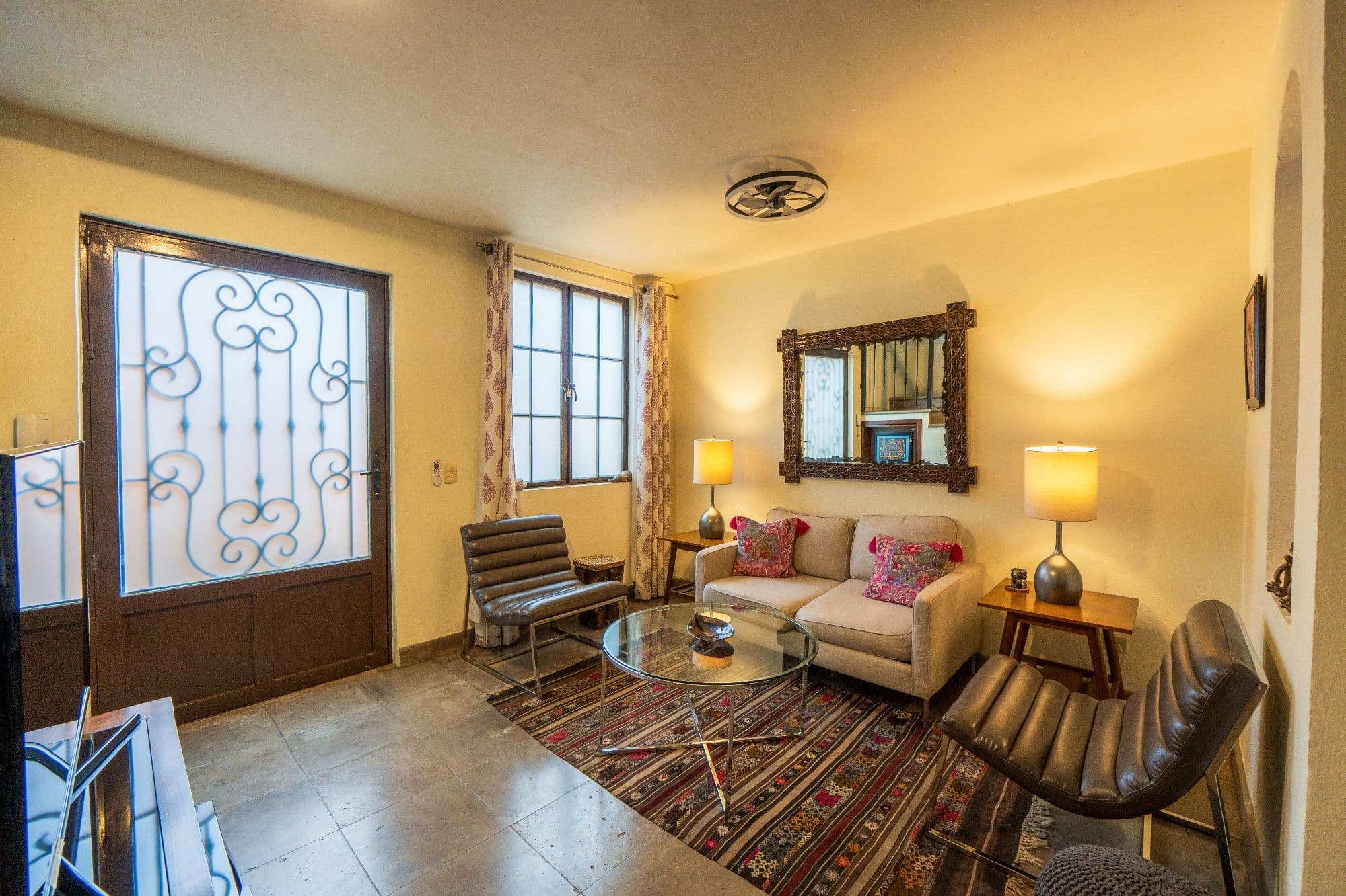 Casa Leslie — San Antonio, San Miguel de Allende — photo 4 — luminous living room, colonial charm