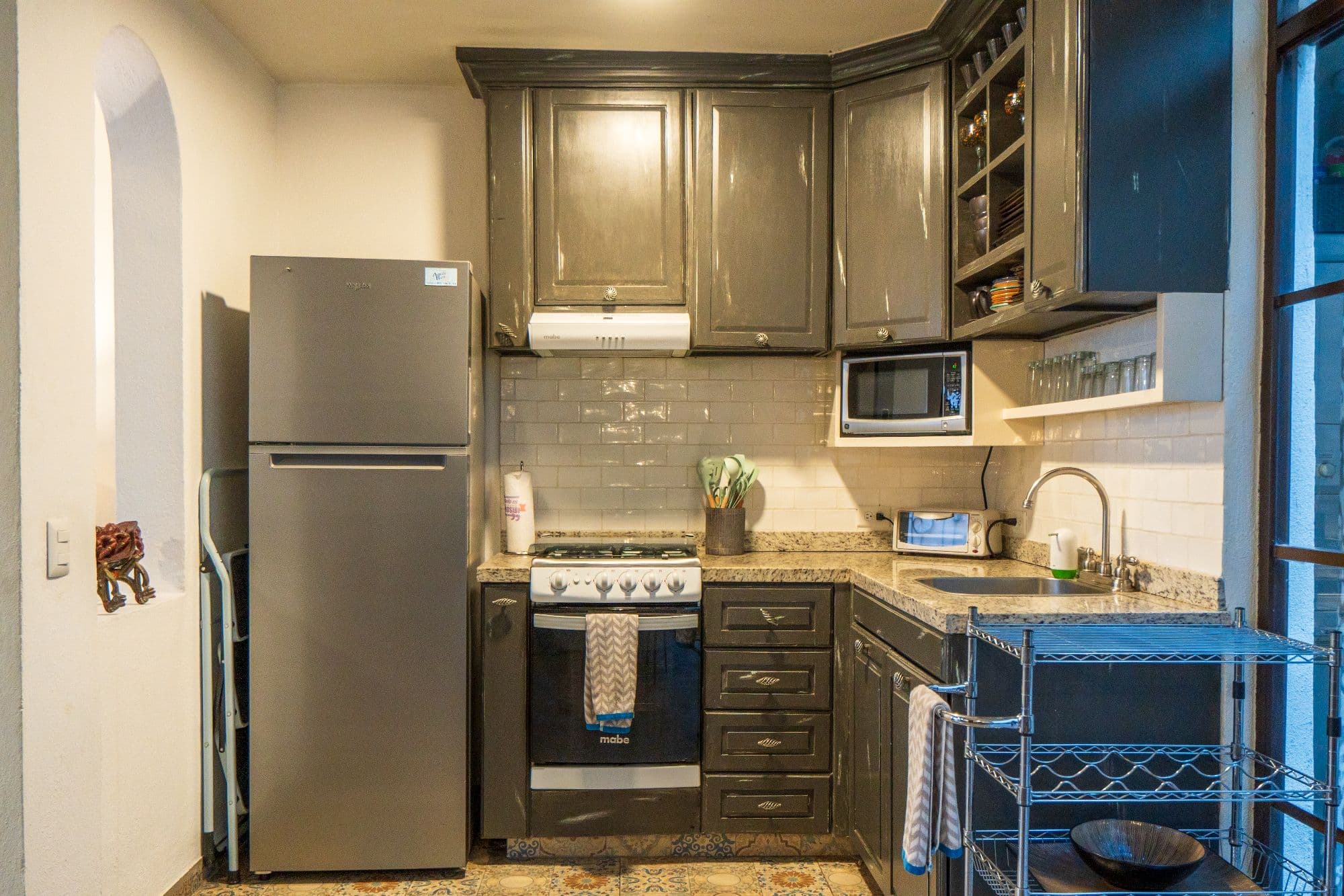 Casa Leslie — San Antonio, San Miguel de Allende — photo 3 — charming compact kitchen, modern conveniences