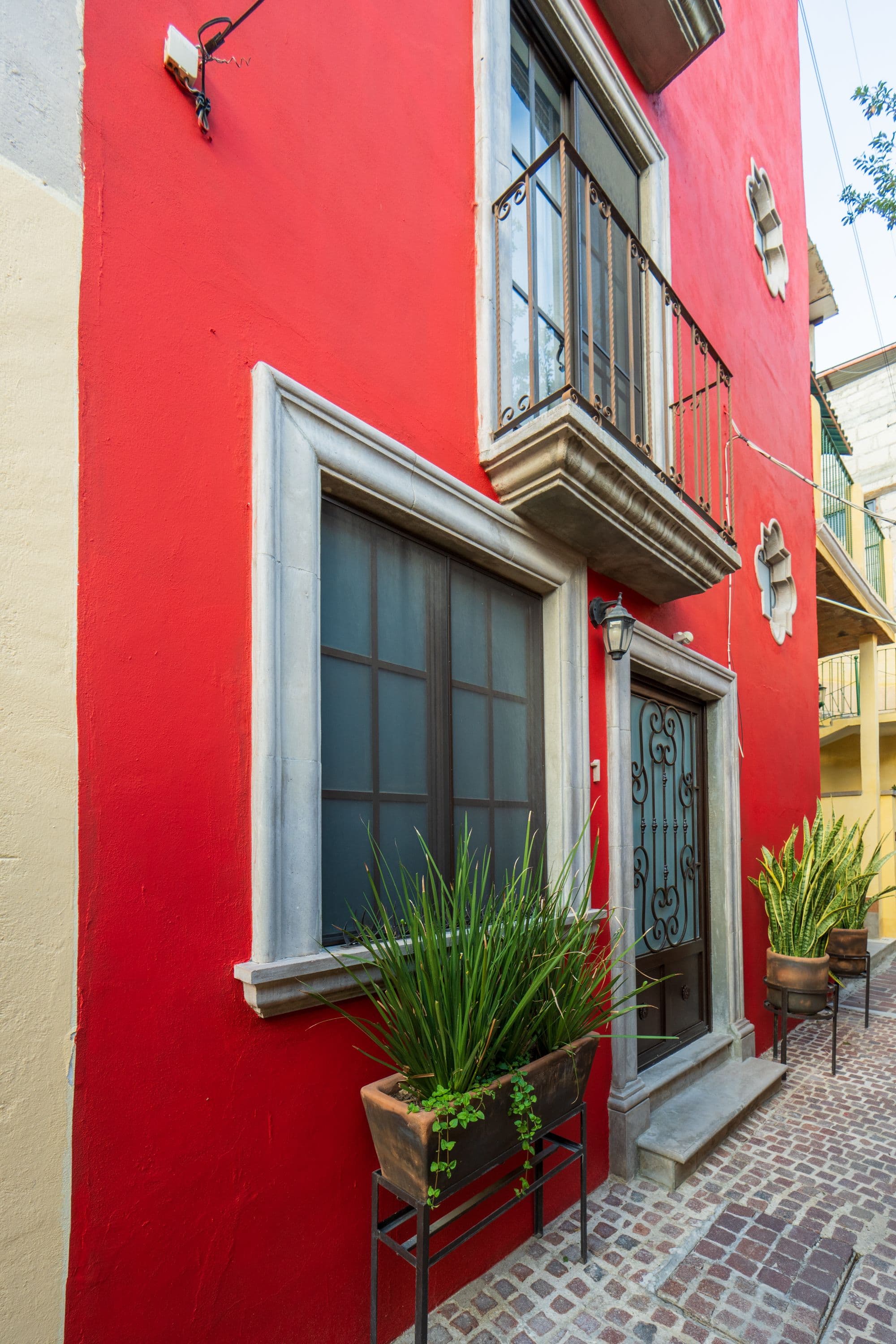 Casa Leslie — San Antonio, San Miguel de Allende — photo 20 — vibrant colonial façade, charming courtyard entry