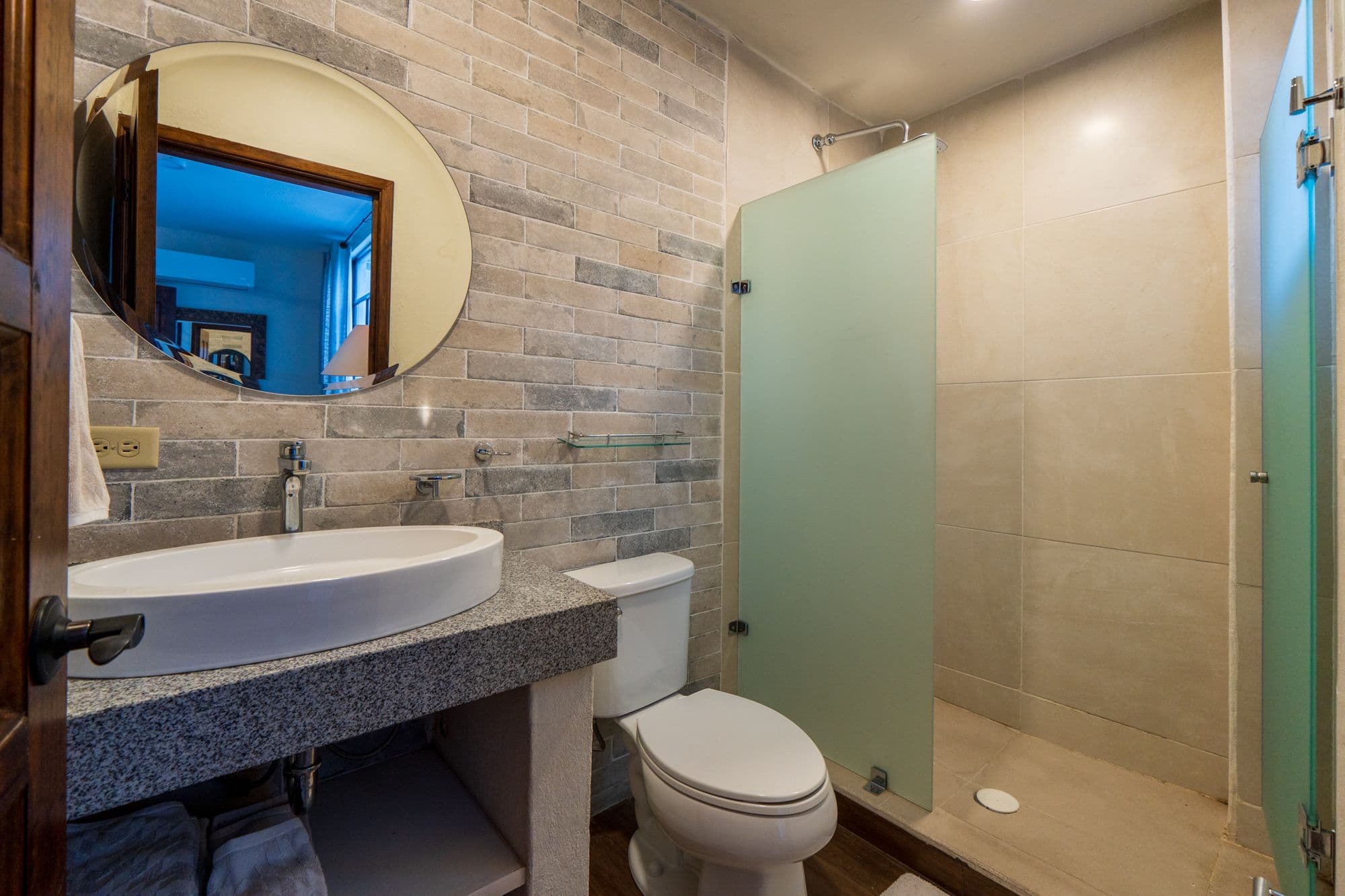 Casa Leslie — San Antonio, San Miguel de Allende — photo 19 — contemporary spa-inspired ensuite bath