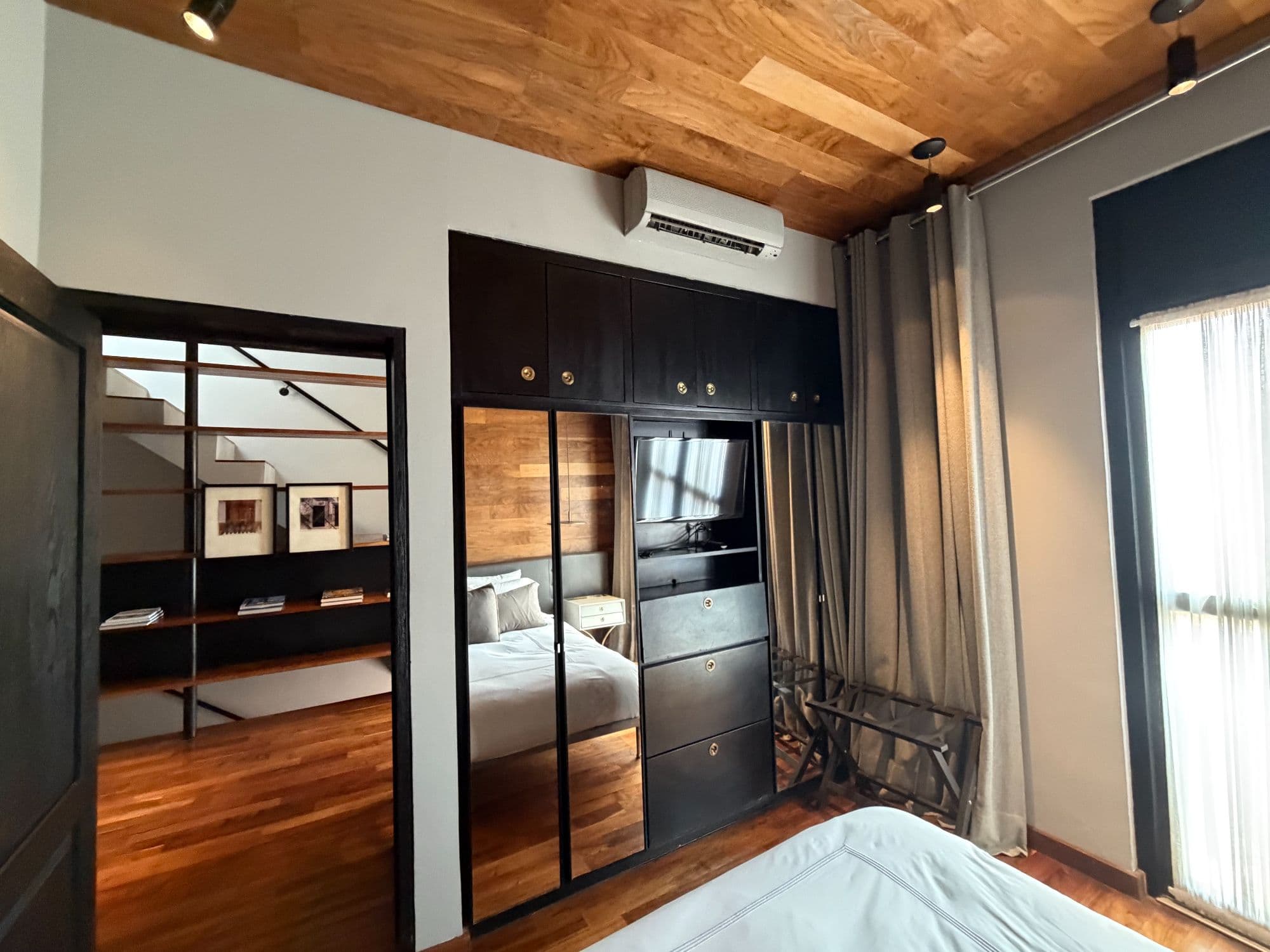 Departamento Umarán — Centro, San Miguel de Allende — photo 10 — contemporary master suite, soaring wood ceilings