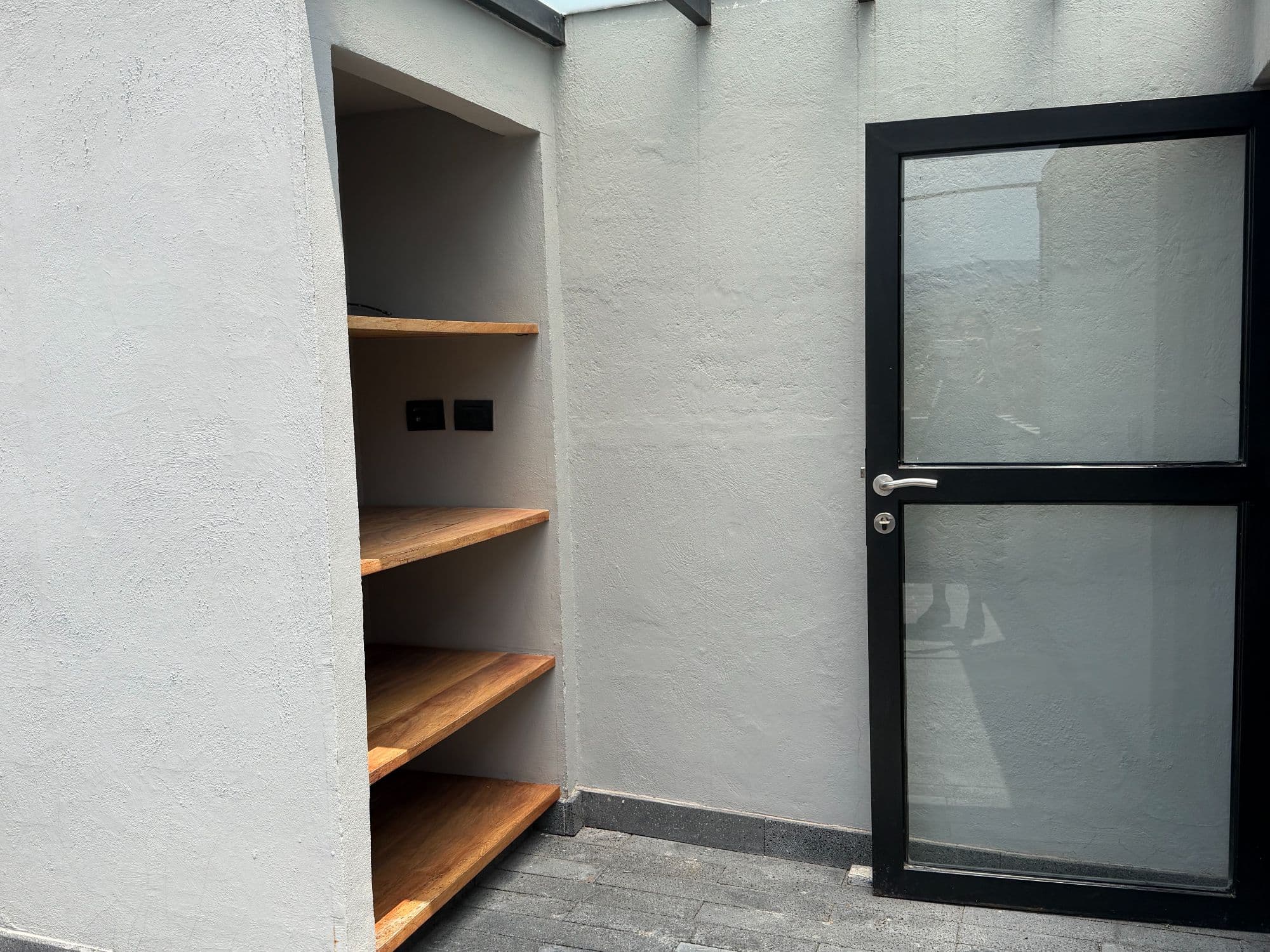 Departamento Umarán — Centro, San Miguel de Allende — photo 7 — rustic shelving, modern architectural entry
