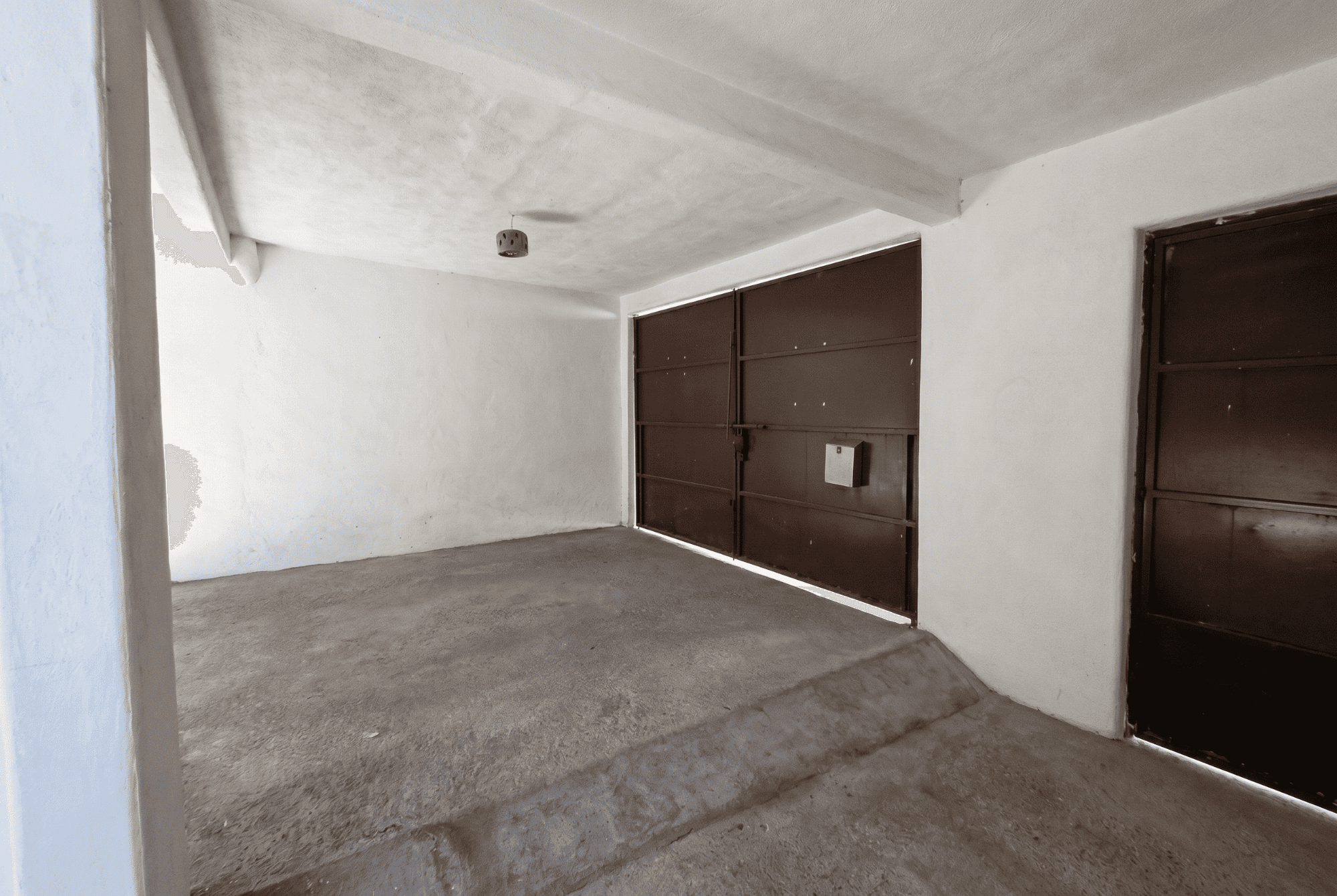 Casa Toro — San Miguel de Allende Centro, San Miguel de Allende — photo 2 — spacious garage with abundant natural light