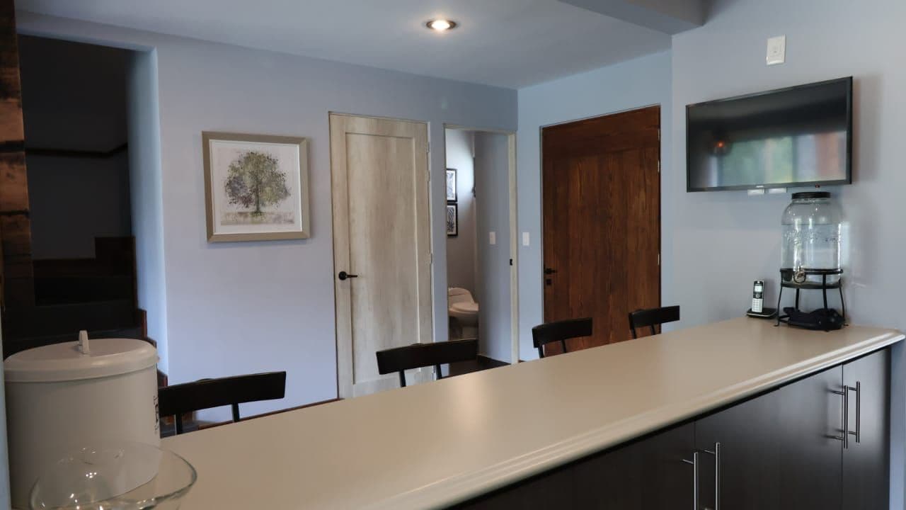 Propiedad en Venta en Zirándaro | San Miguel de Allende — Zirándaro, San Miguel de Allende — photo 5 — modern kitchen with sophisticated entertaining spaces