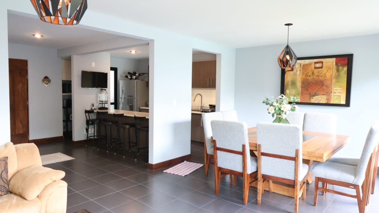 Propiedad en Venta en Zirándaro | San Miguel de Allende — Zirándaro, San Miguel de Allende — photo 15 — sophisticated open-concept living and dining space