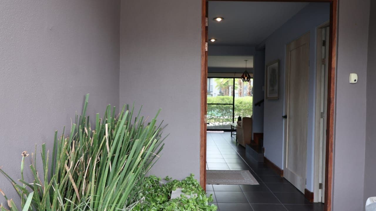 Propiedad en Venta en Zirándaro | San Miguel de Allende — Zirándaro, San Miguel de Allende — photo 3 — elegant hallway, verdant garden views