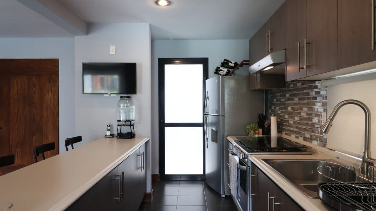 Propiedad en Venta en Zirándaro | San Miguel de Allende — Zirándaro, San Miguel de Allende — photo 6 — modern chef's kitchen, bright natural light