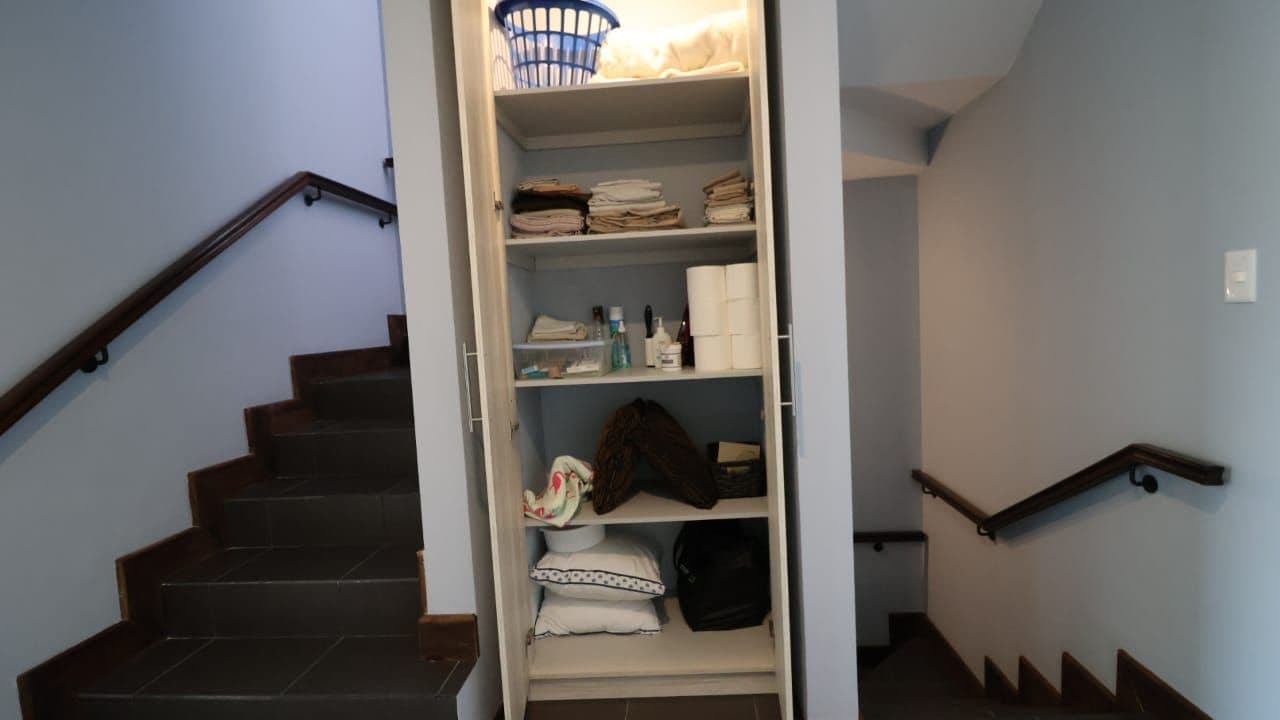 Propiedad en Venta en Zirándaro | San Miguel de Allende — Zirándaro, San Miguel de Allende — photo 18 — elegant built-in linen closet, pristine organization