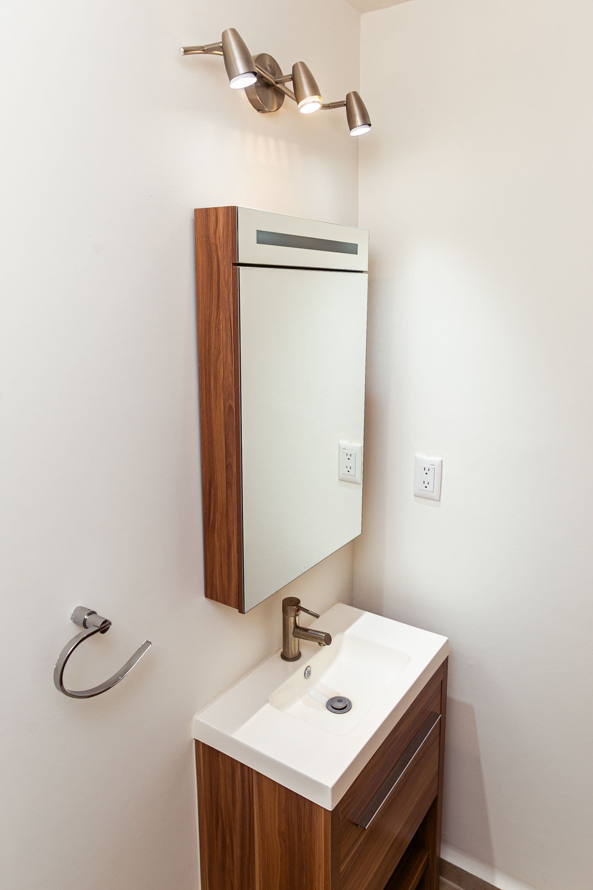 Casa Circuito El Reloj — Zirándaro, San Miguel de Allende — photo 28 — sophisticated spa-inspired bathroom retreat