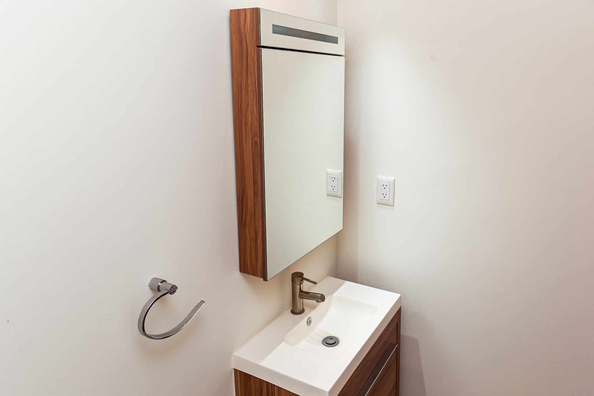 Casa Circuito El Reloj — Zirándaro, San Miguel de Allende — photo 27 — contemporary spa-inspired bathroom vanity