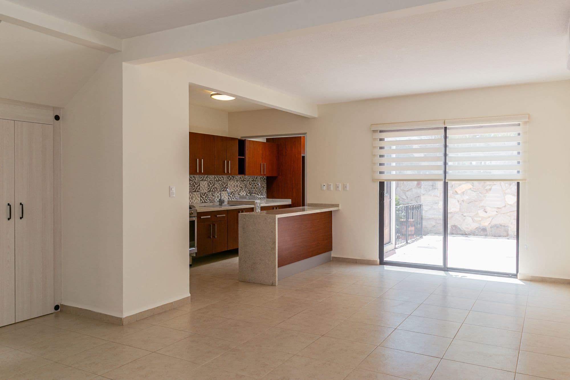 Casa Circuito El Reloj — Zirándaro, San Miguel de Allende — photo 20 — luminous open-plan living with modern finishes