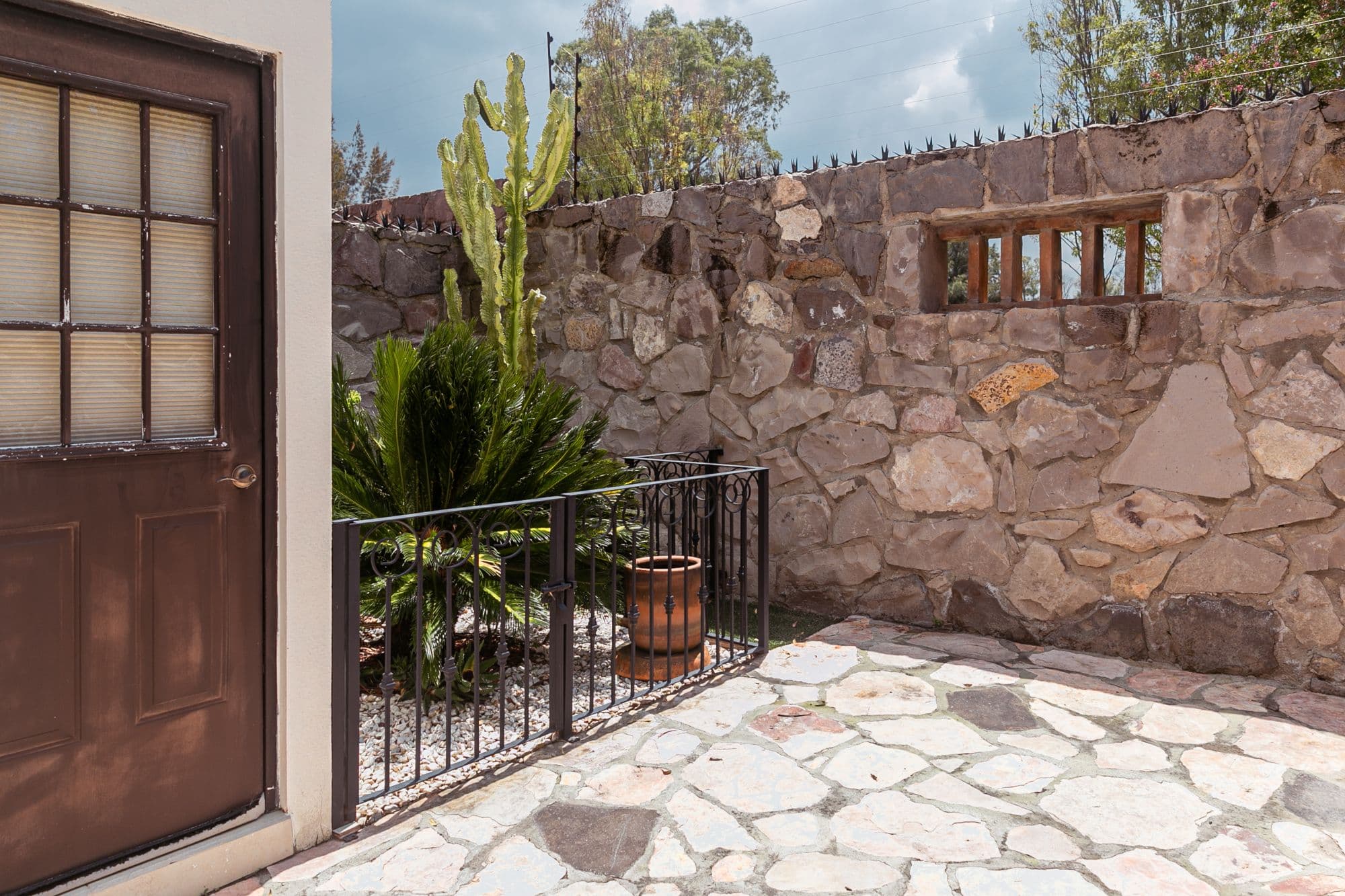 Casa Circuito El Reloj — Zirándaro, San Miguel de Allende — photo 14 — rustic stone courtyard, architectural charm
