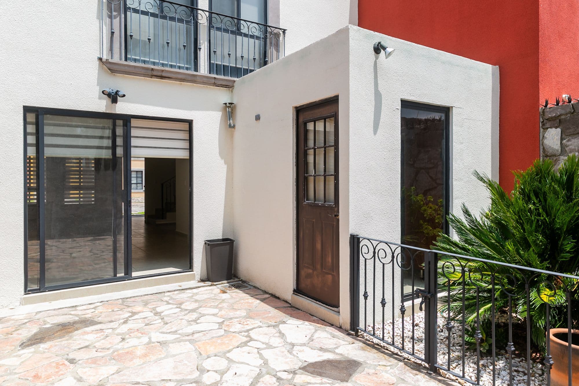Casa Circuito El Reloj — Zirándaro, San Miguel de Allende — photo 18 — charming courtyard, architectural elegance awaits