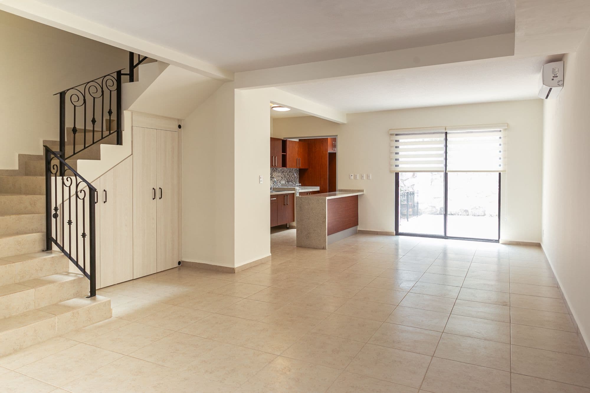 Casa Circuito El Reloj — Zirándaro, San Miguel de Allende — photo 22 — luminous open-plan living with architectural elegance