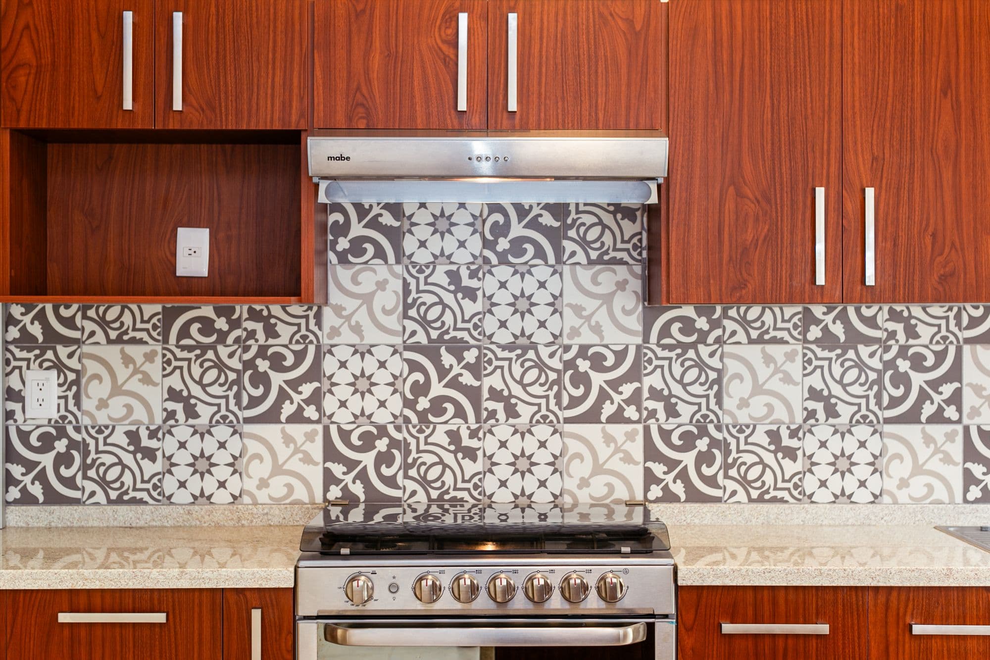Casa Circuito El Reloj — Zirándaro, San Miguel de Allende — photo 5 — artisanal kitchen with handcrafted tile details