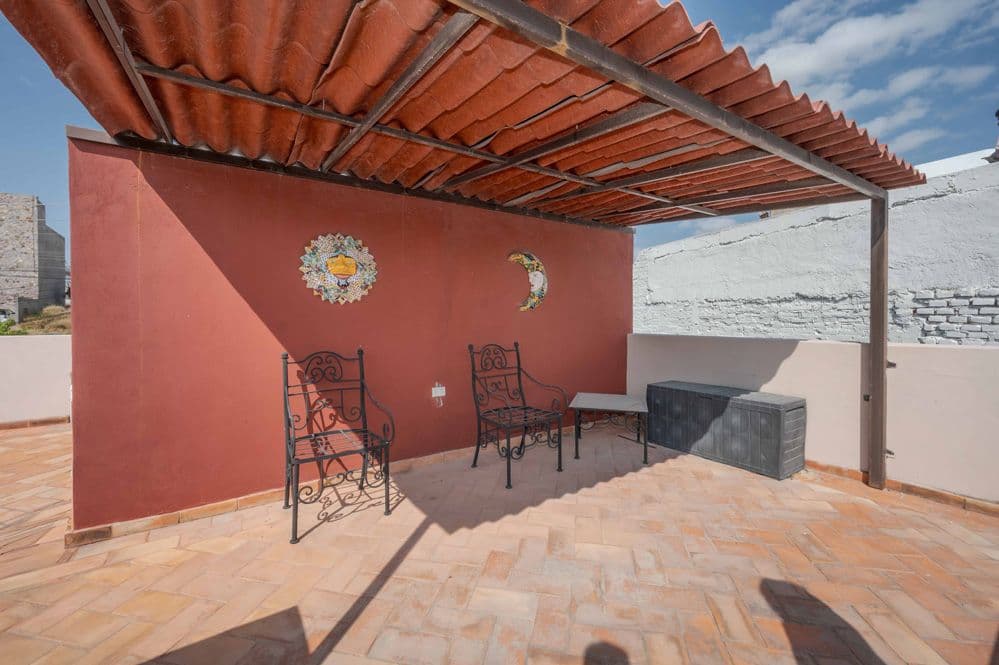 Duplex Fray Bartolome — Independencia, San Miguel de Allende — photo 12 — charming rooftop terrace with retractable shade