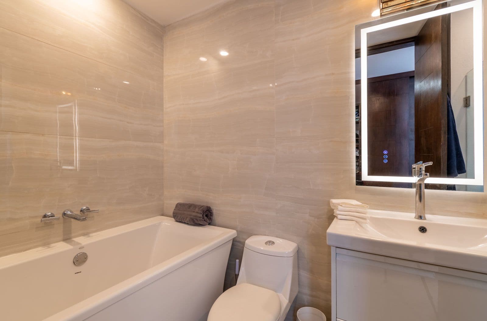 Casa Blanca — Centro, San Miguel de Allende — photo 18 — contemporary spa-inspired ensuite bathroom