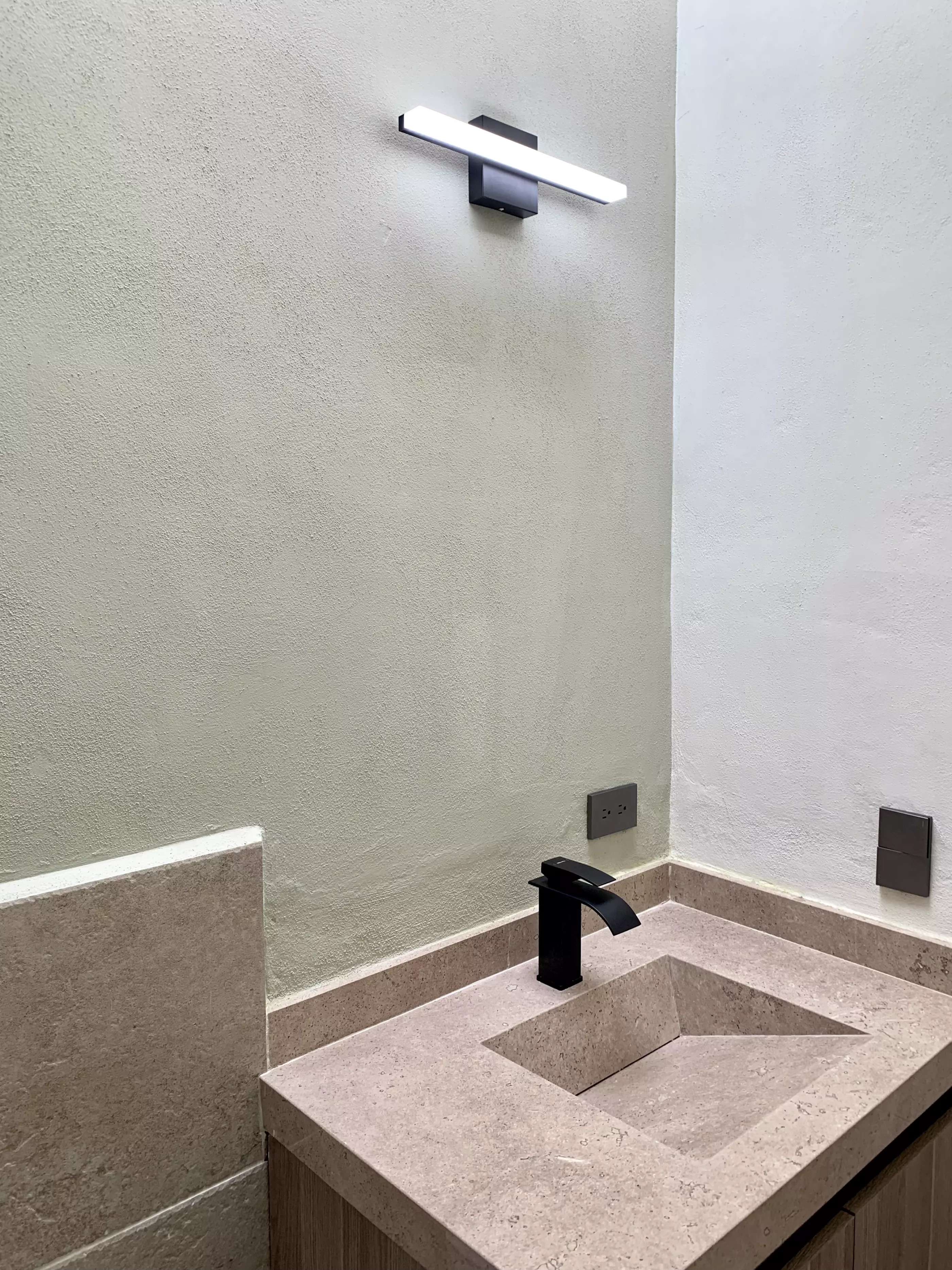 Casa San Carlos — San Rafael, San Miguel de Allende — photo 21 — contemporary minimalist powder room elegance