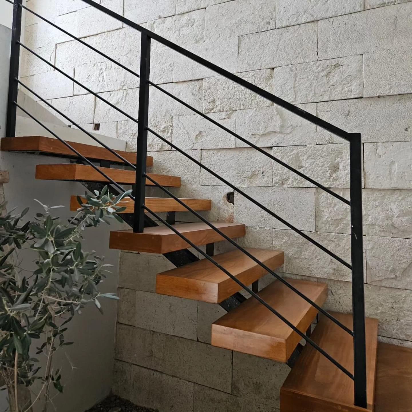 Casa San Carlos — San Rafael, San Miguel de Allende — photo 3 — contemporary wood and steel staircase