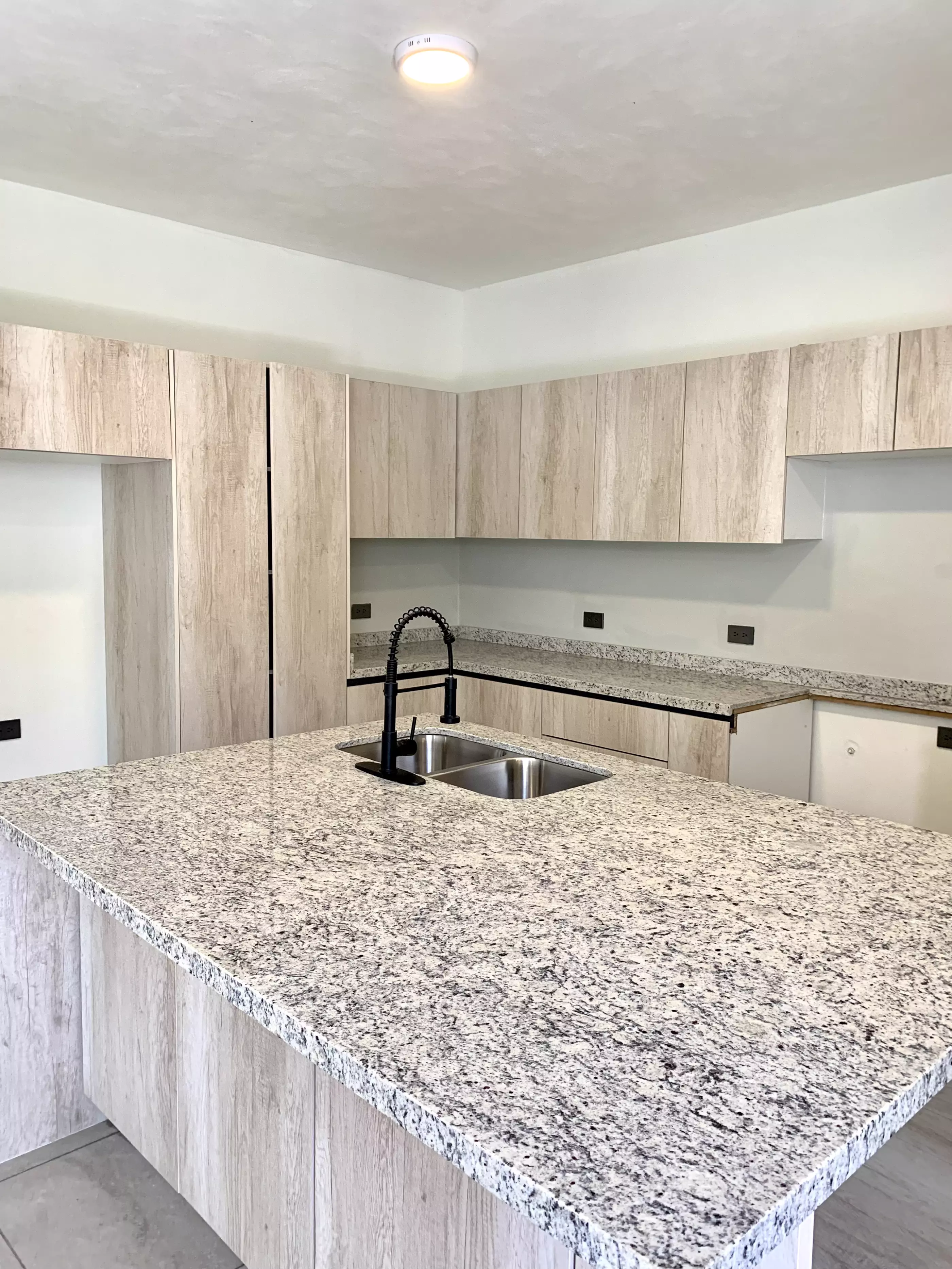 Casa San Carlos — San Rafael, San Miguel de Allende — photo 20 — contemporary kitchen with gleaming granite countertops