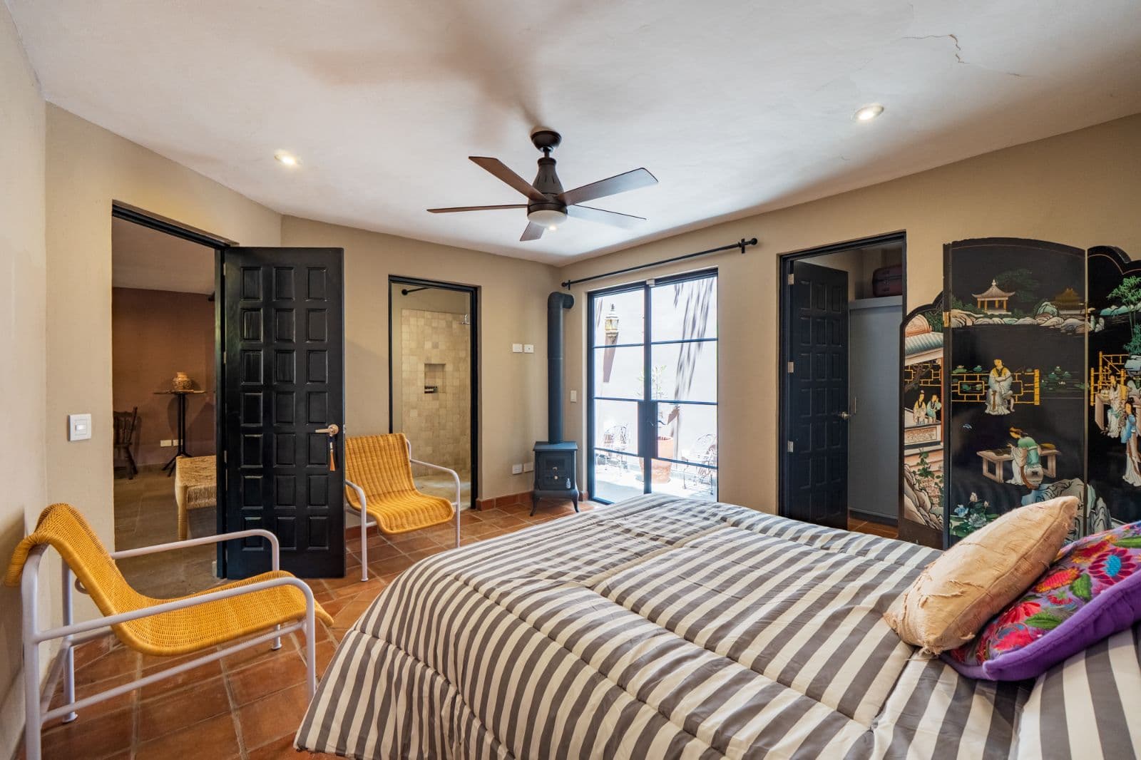 Casa Cielito Lindo — Guadalupe, San Miguel de Allende — photo 2 — spacious master suite, striking architectural details