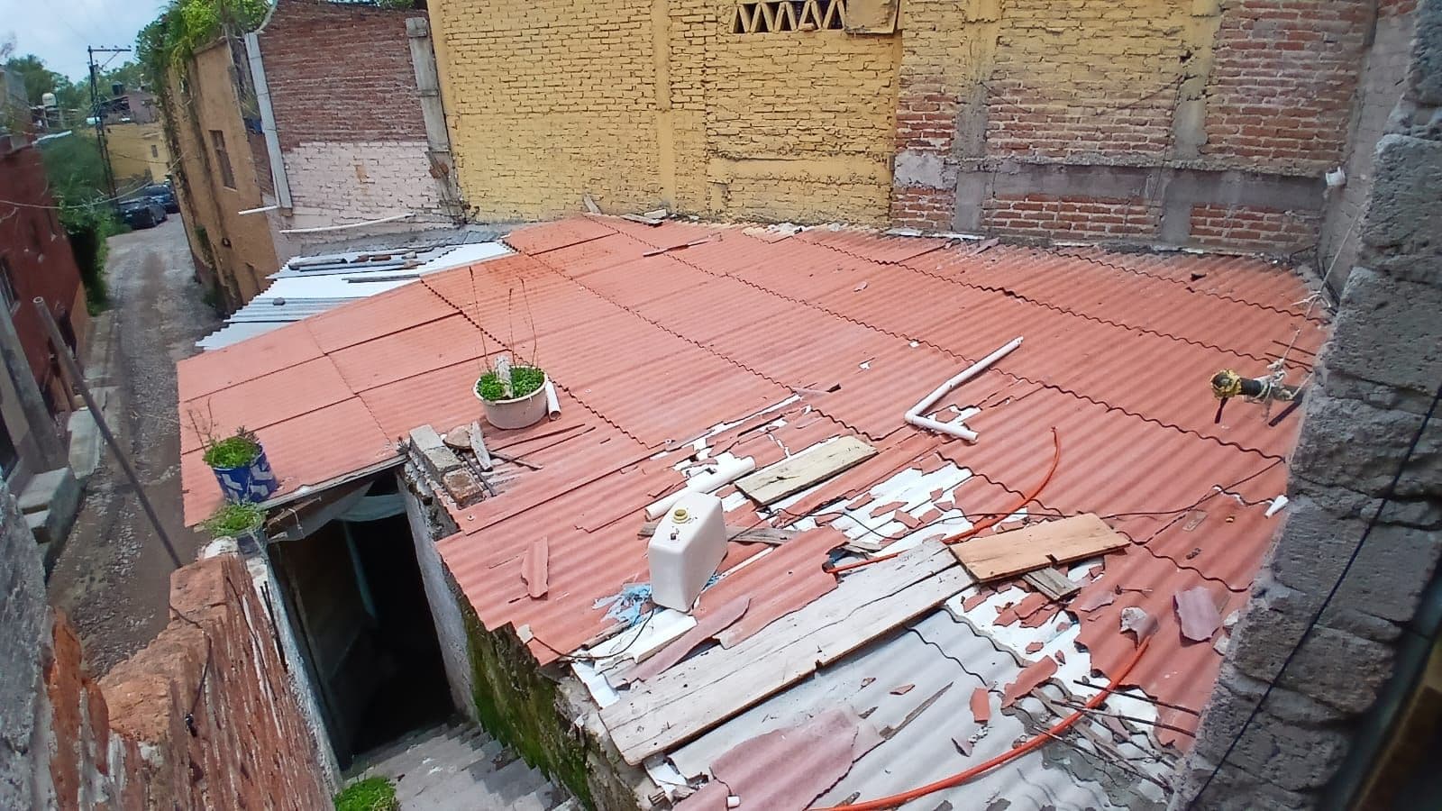 Fixer Upper Toro y Palmas — San Antonio, San Miguel de Allende — photo 4 — expansive rooftop with authentic character