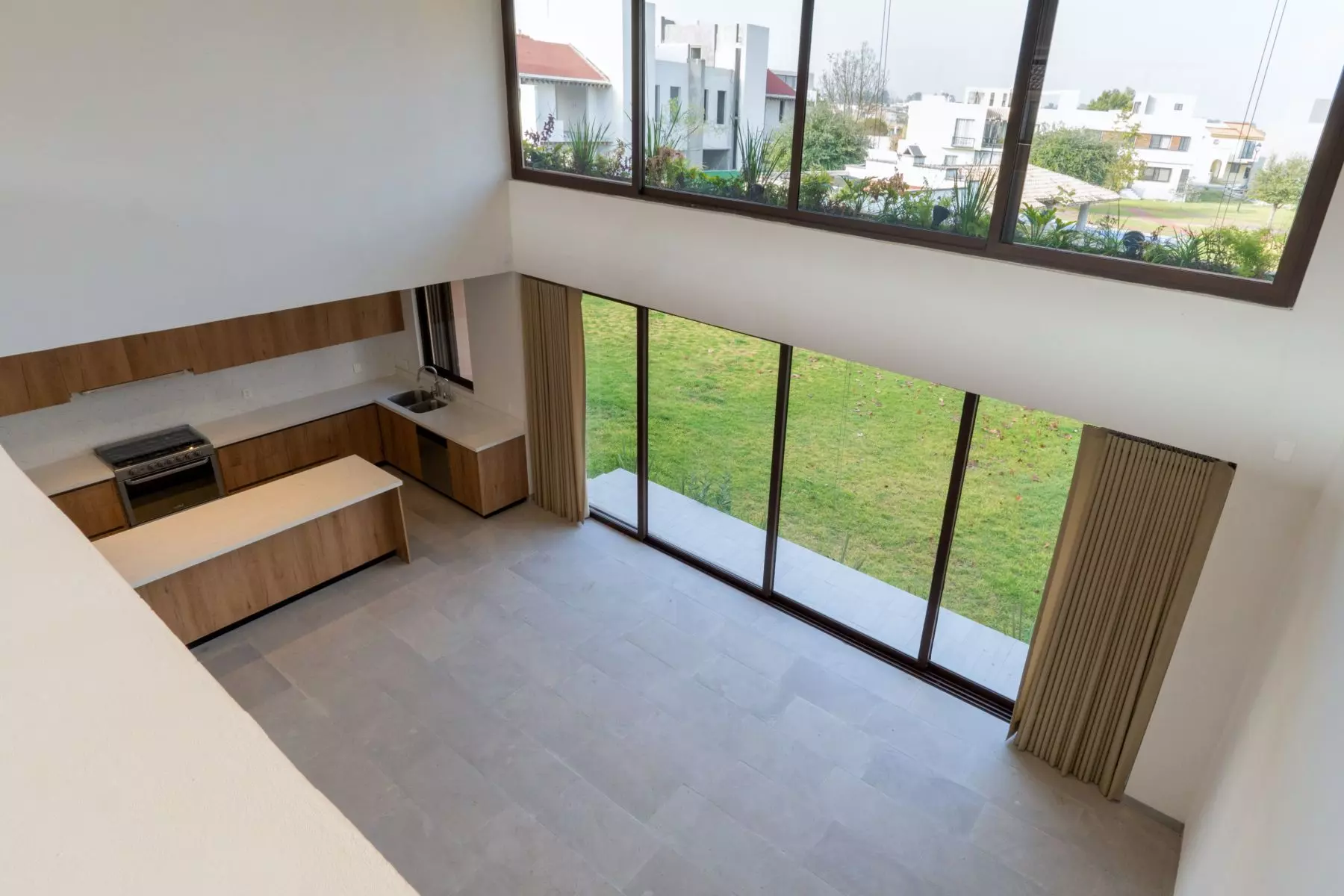 Casa Soñada — Zirándaro, San Miguel de Allende — photo 2 — luminous open-plan living, verdant views