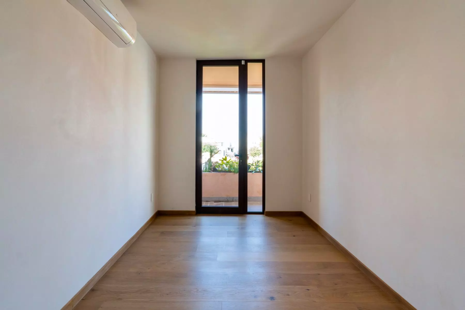Casa Soñada — Zirándaro, San Miguel de Allende — photo 13 — luminous bedroom with terrace views
