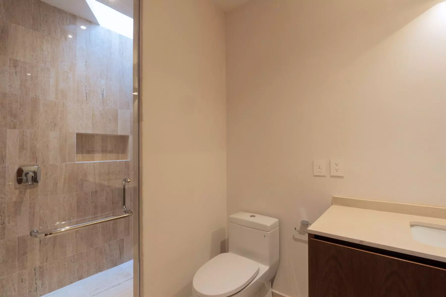 Casa Soñada — Zirándaro, San Miguel de Allende — photo 18 — spa-inspired modern bathroom retreat