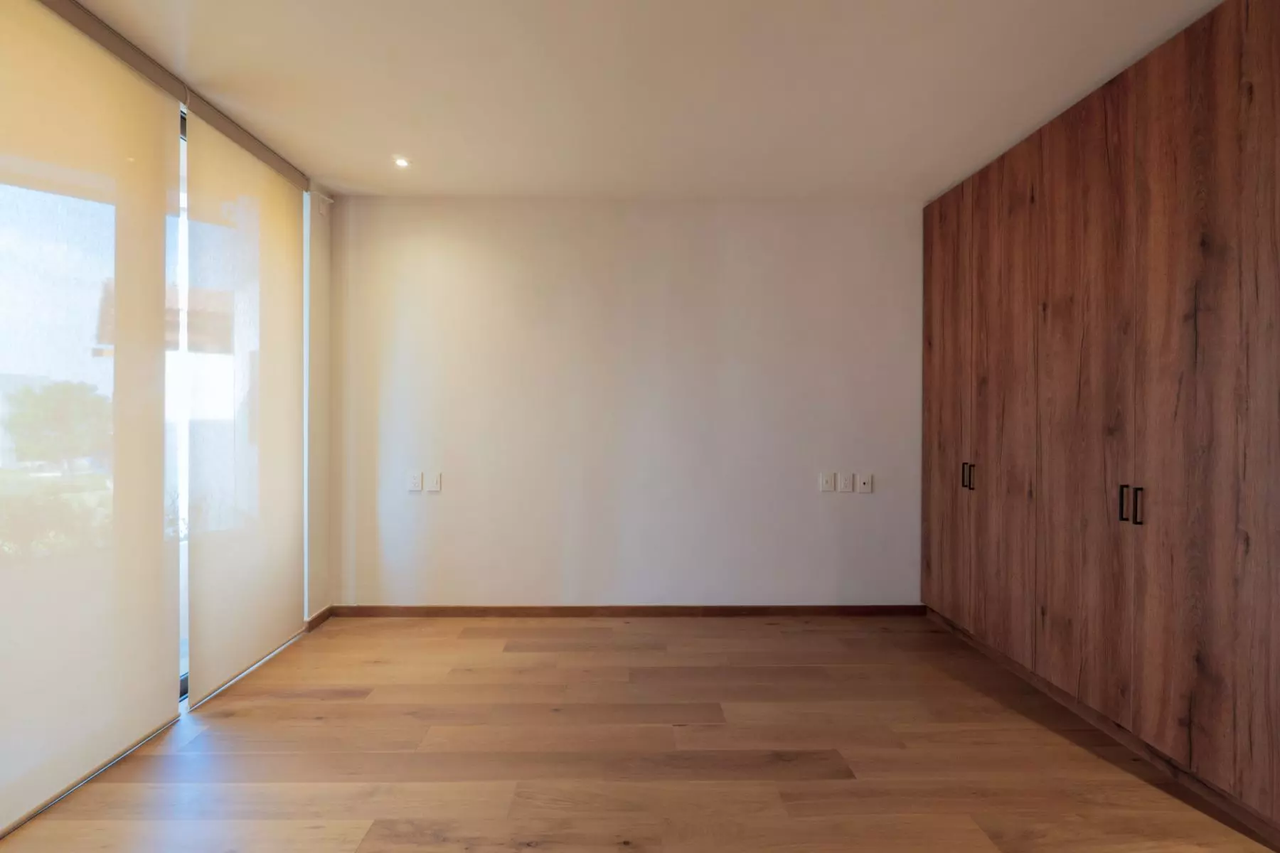 Casa Soñada — Zirándaro, San Miguel de Allende — photo 26 — luminous bedroom with elegant wood cabinetry