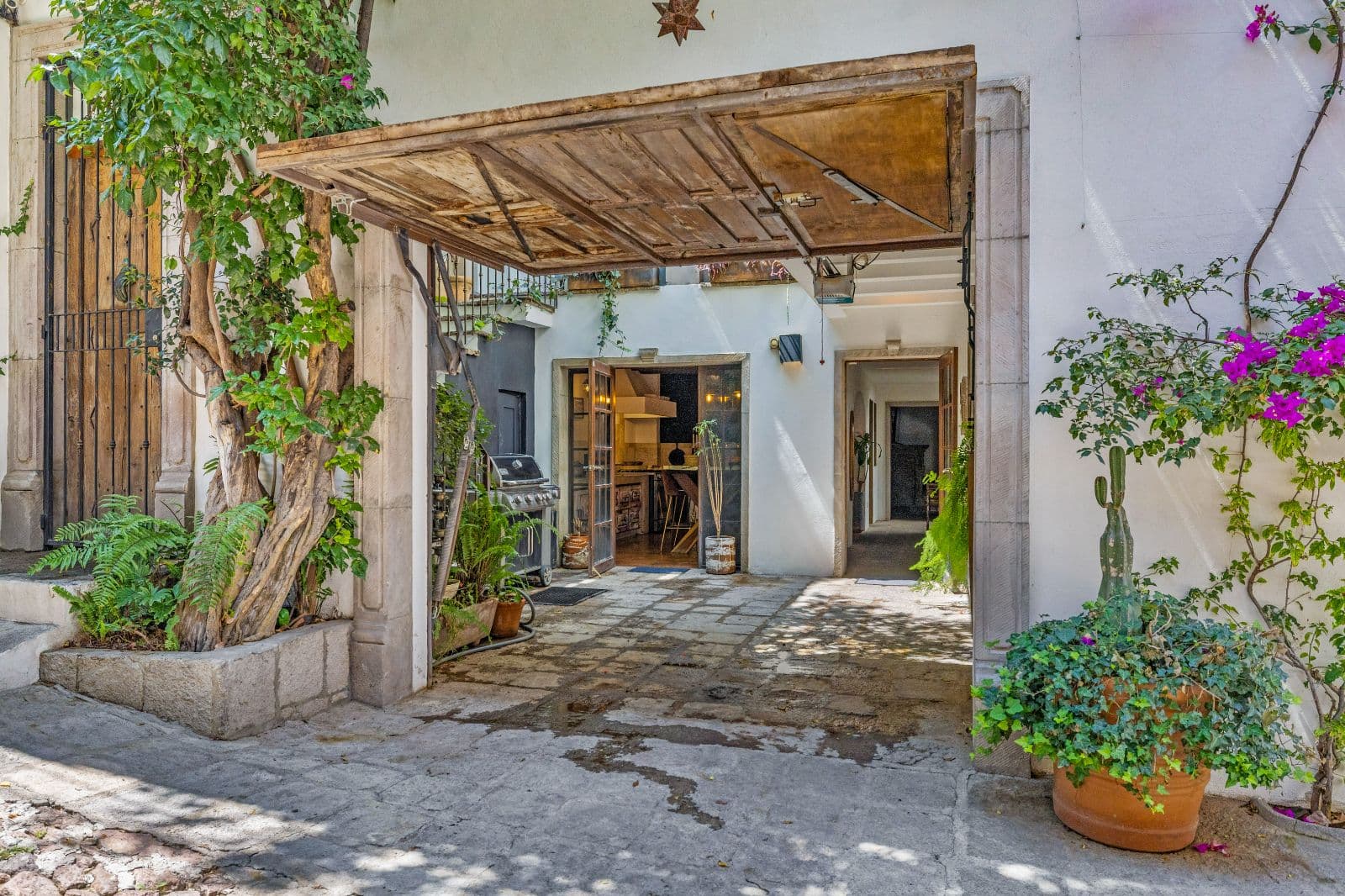 Casa Clae — Guadiana, San Miguel de Allende — photo 7 — charming courtyard with mature garden ambiance