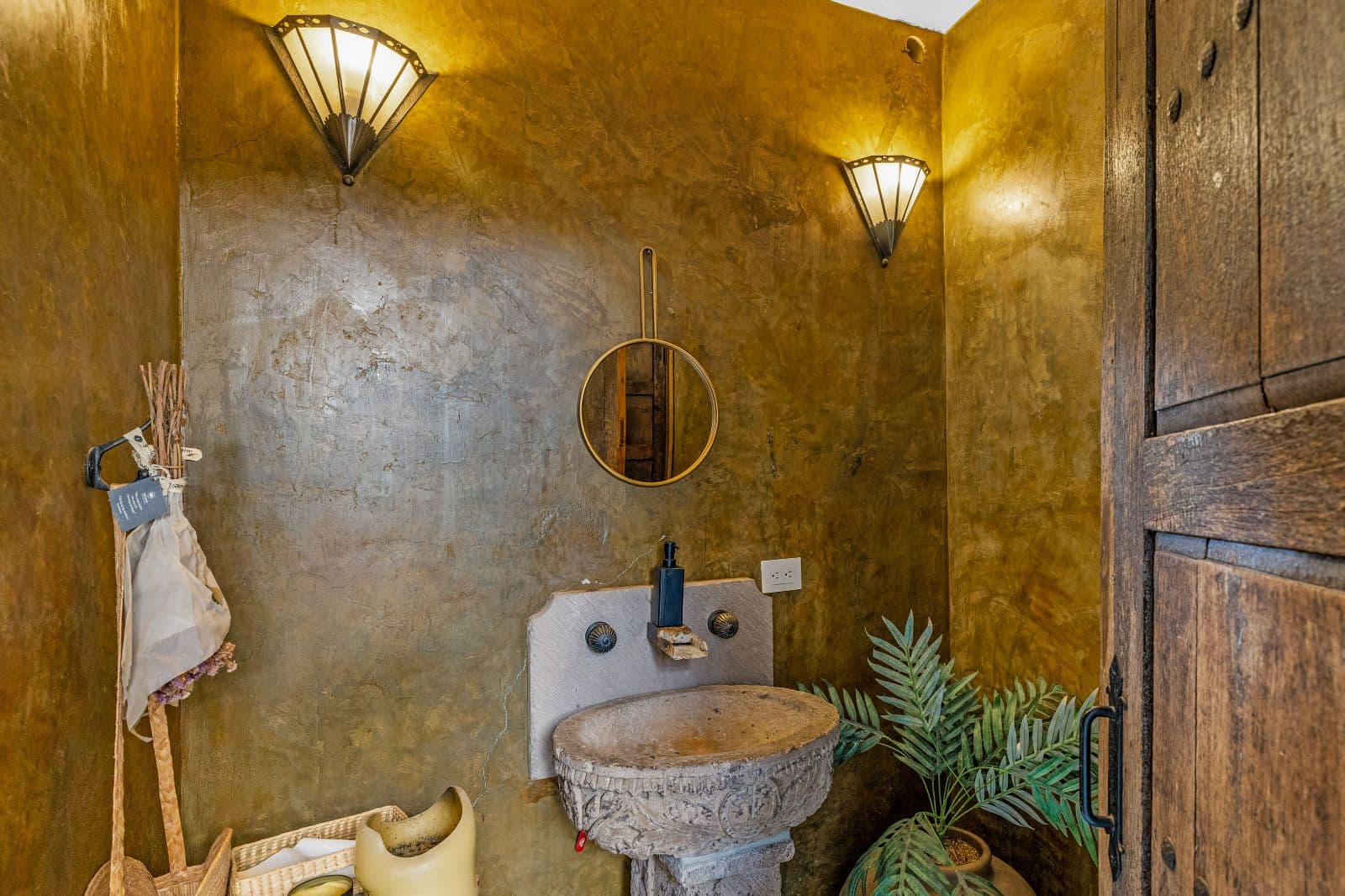 Casa Clae — Guadiana, San Miguel de Allende — photo 19 — artisanal powder room with golden finishes