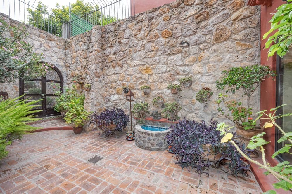 Casa Trueno — La Lejona, San Miguel de Allende — photo 19 — charming courtyard with authentic stone walls