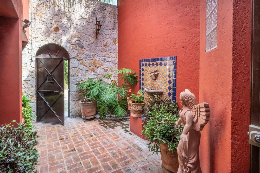 Casa Trueno — La Lejona, San Miguel de Allende — photo 2 — charming courtyard with authentic colonial character