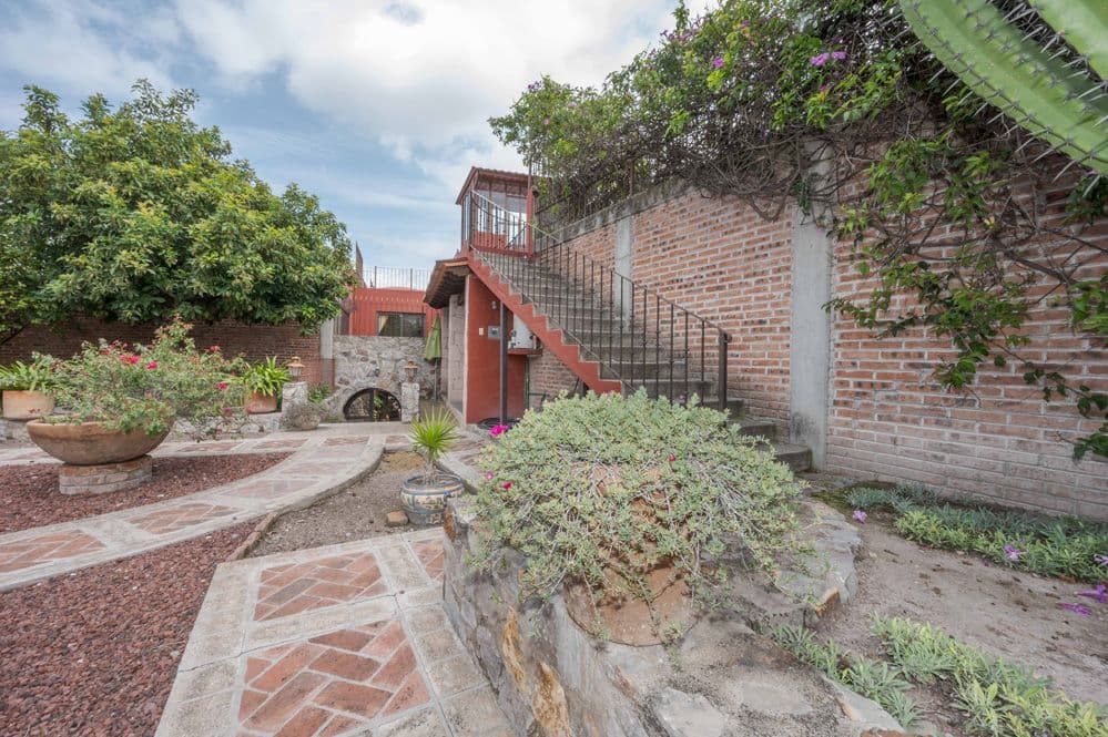Casa Trueno — La Lejona, San Miguel de Allende — photo 23 — charming courtyard with authentic mexican architecture