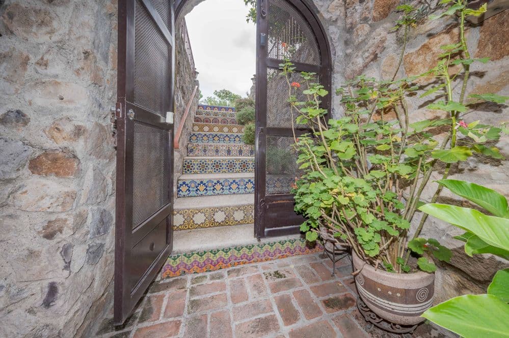 Casa Trueno — La Lejona, San Miguel de Allende — photo 20 — charming courtyard with authentic talavera tiles