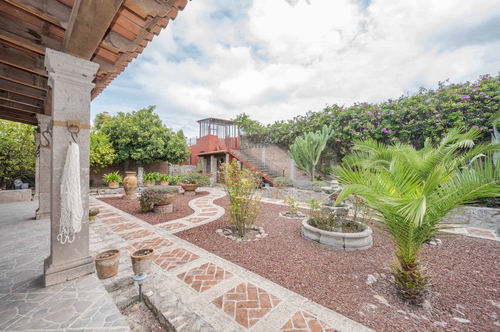 Casa Trueno — La Lejona, San Miguel de Allende — photo 22 — enchanting courtyard with mature tropical gardens