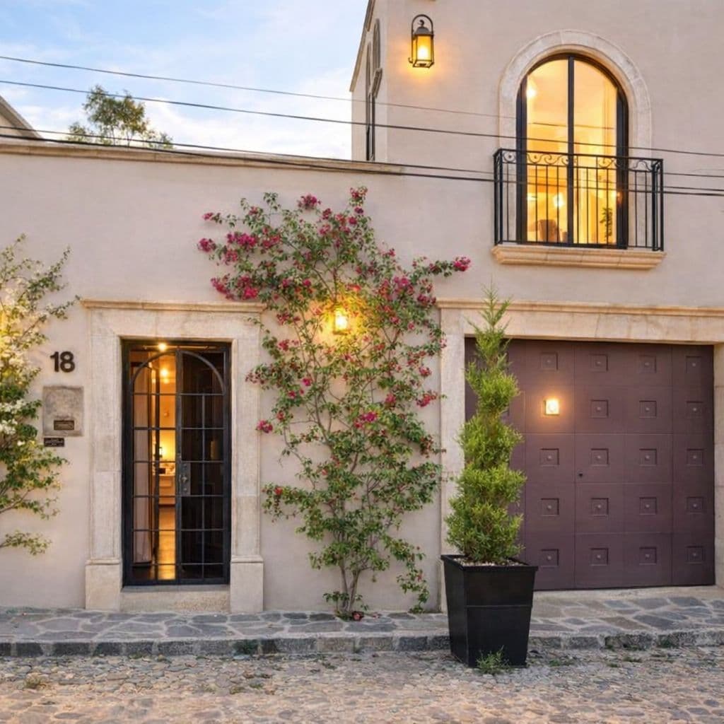 Casa de los Leones — San Miguel de Allende Centro, San Miguel de Allende — photo 3 — elegant courtyard, blooming bougainvillea charm
