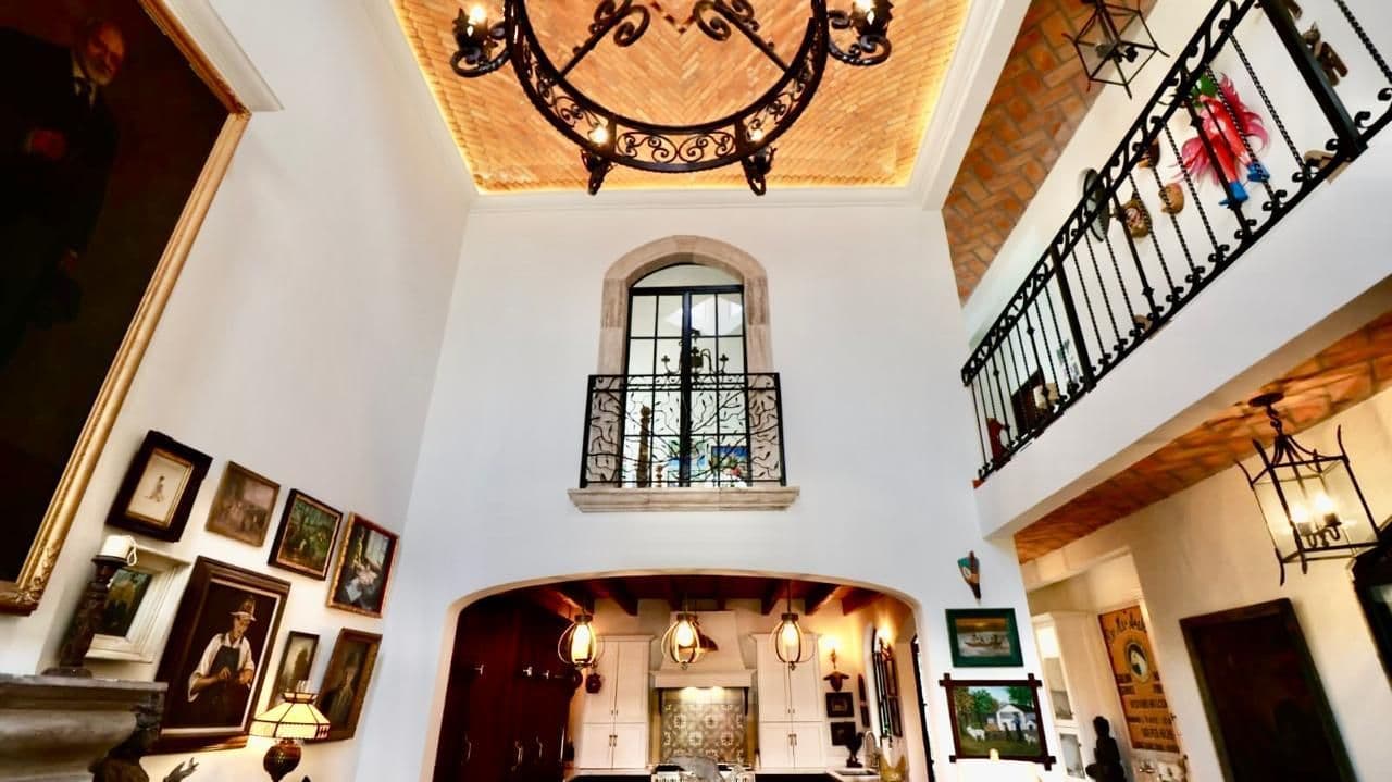 Casa de los Leones — San Miguel de Allende Centro, San Miguel de Allende — photo 6 — soaring colonial elegance, luminous atrium