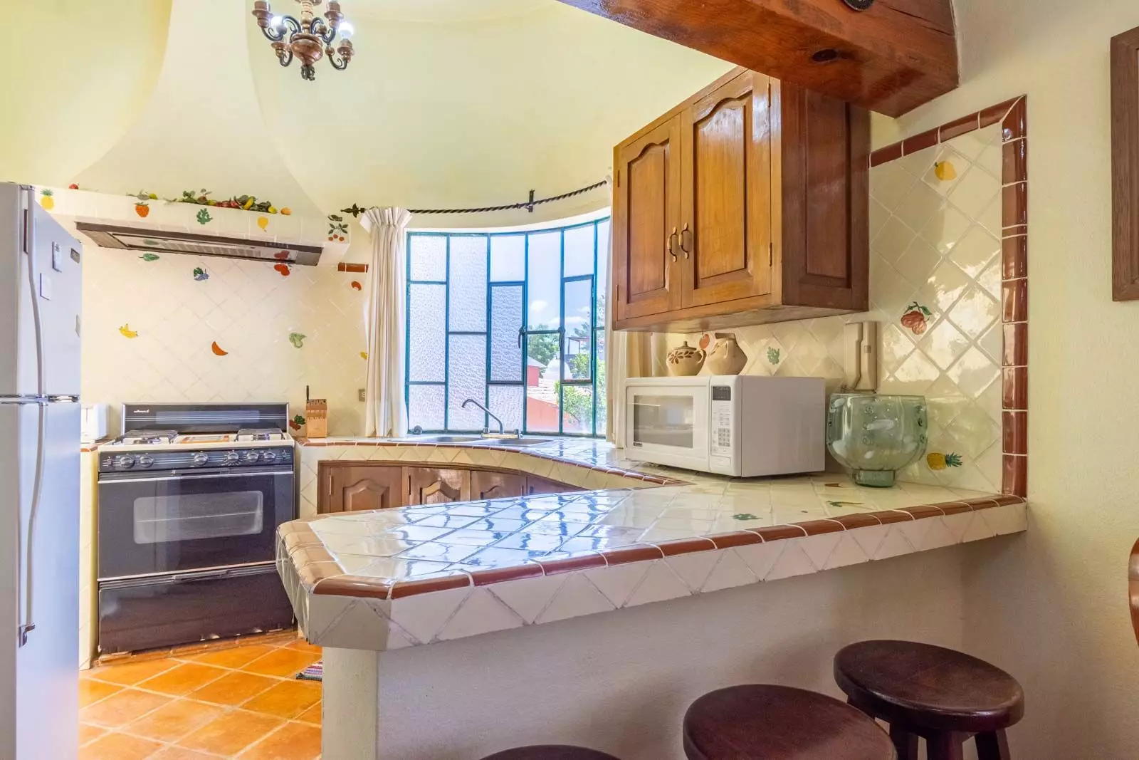 Agua Homes — Atascadero (Arcos de San Miguel), San Miguel de Allende — photo 3 — charming traditional kitchen, radiant natural light